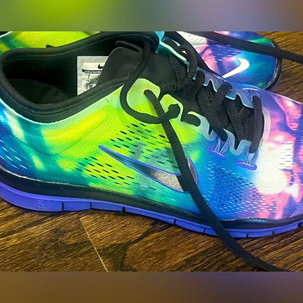 Nike SZ 7 Nice condition worn 2/3 times very lightweight, funky Tie Dye sneakers